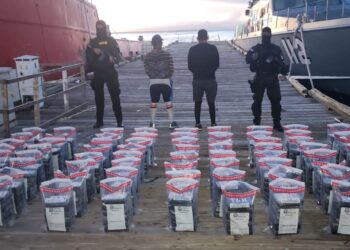 Atrapan  lancha con 437 paquetes presumiblemente cocaína
