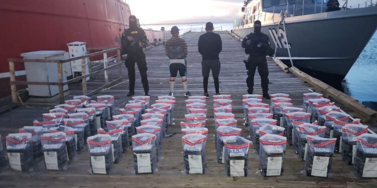 Atrapan  lancha con 437 paquetes presumiblemente cocaína