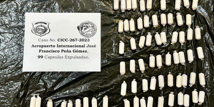 Detienen otro con 99 cápsulas presumiblemente cocaína en el estómago