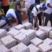 Regalan miles de huevos en Moca ante cierre del mercado binacional