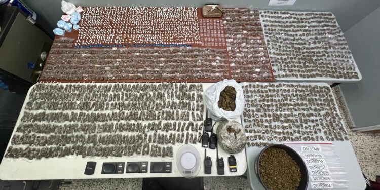 Arrestan tres personas y ocupan más de 10 mil gramos de drogas