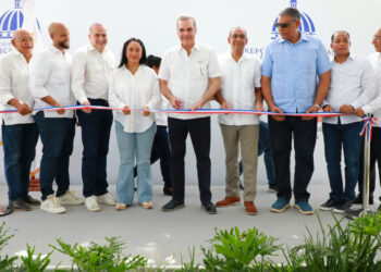 Abinader inaugura varias carreteras y hospitales