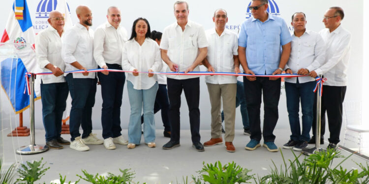 Abinader inaugura varias carreteras y hospitales