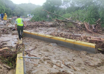 Huracán Otis deja a Acapulco totalmente incomunicado; no se pueden contar daños