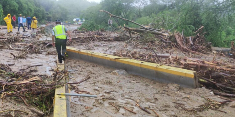 Huracán Otis deja a Acapulco totalmente incomunicado; no se pueden contar daños