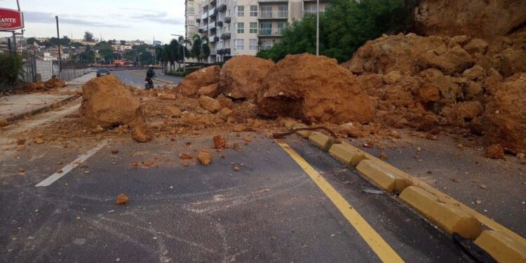 Restringen tránsito vehicular en el Malecón