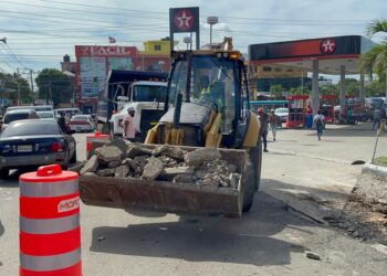 Trabajan en reconstrucción aceras, contenes y pavimento calle Isabel Aguiar