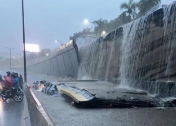 Muro del túnel de la 27 de Febrero aplasta varios vehículos