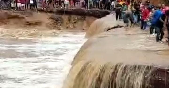 COE mantiene 14 provincias en alerta roja tras disturbio tropical