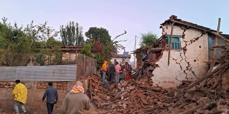 Nuevo terremoto de 5,3 de magnitud sacude el oeste de Nepal tras el sismo del viernes con 153 muertos