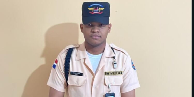 Soldado del CESMET devuelve 517 mil pesos olvidados por usuario en el Metro