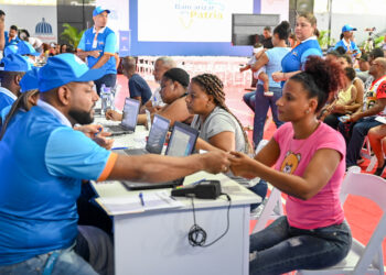 Miles de personas acuden a jornada Bancarizar es Patria, de Banreservas