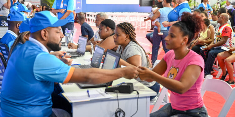 Miles de personas acuden a jornada Bancarizar es Patria, de Banreservas