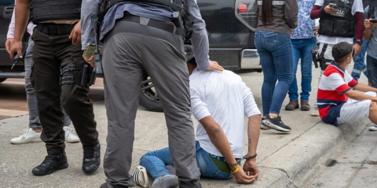 Al menos 10 muertos en la ola de violencia en Ecuador