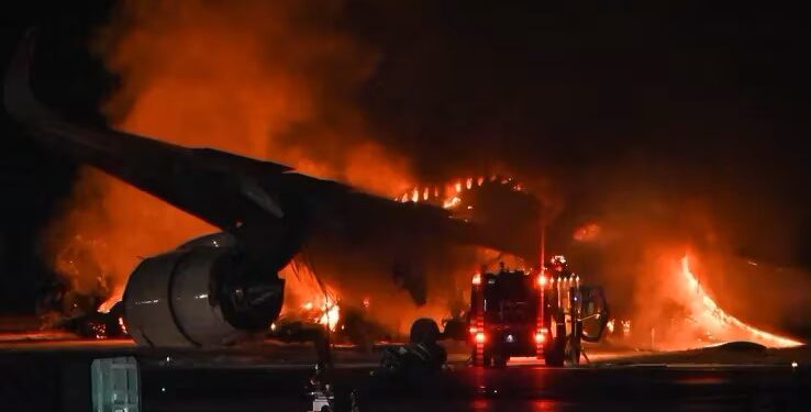 Japón pone en marcha la investigación sobre el choque de dos aviones en Tokio
