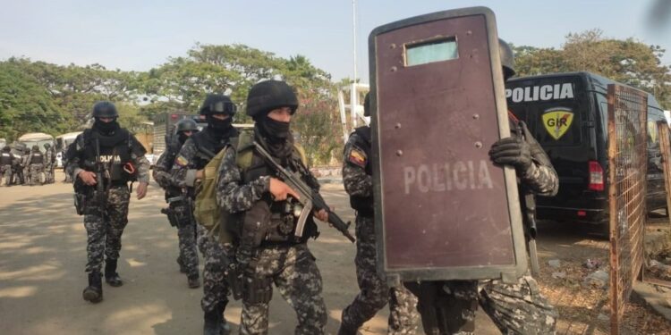 Perú declara emergencia en su frontera tras ola de violencia en Ecuador