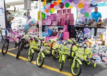 Fundación Cruz Jiminián llena de alegría a niños con entrega de juguetes