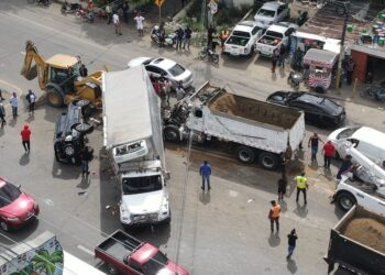 9-1-1 asiste a afectados de accidente en Santiago