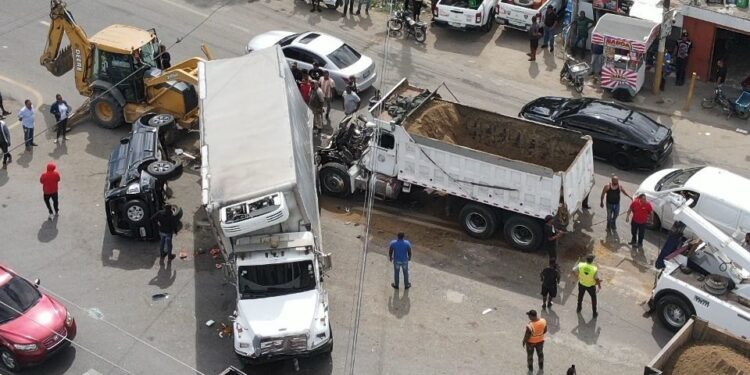 9-1-1 asiste a afectados de accidente en Santiago
