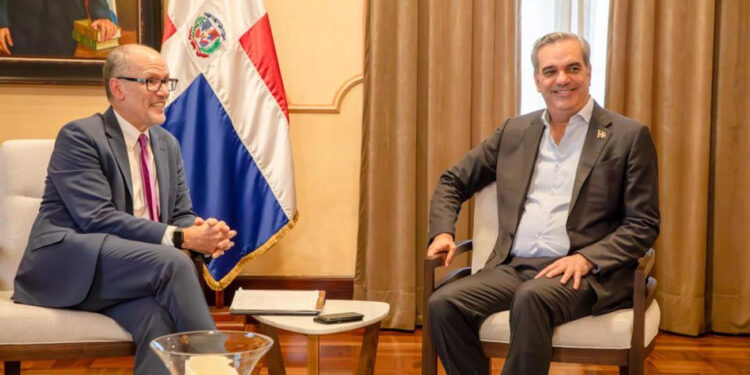 Abinader recibe director de la Oficina de Asuntos Intergubernamentales de la Casa Blanca
