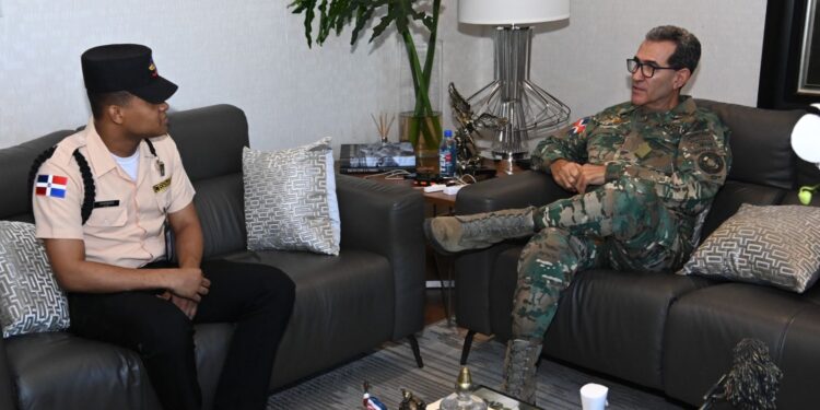 Reconocen al soldado que devolvió más de medio millón de pesos olvidados en el Metro