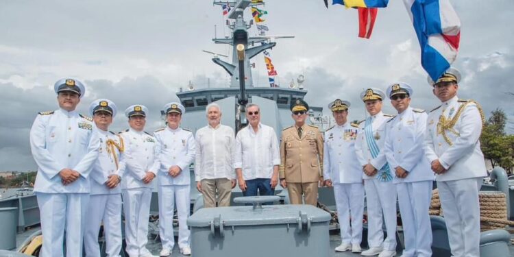 Abinader aborda embarcación colombiana de visita en el país