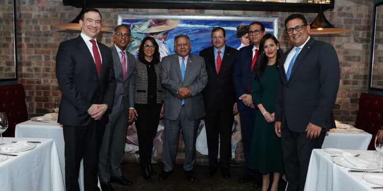 BHD reconoce a embajador Juan Bolívar Díaz en FITUR