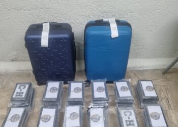 Detienen extranjero con 36 paquetes presumiblemente cocaína