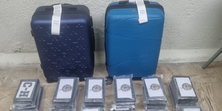 Detienen extranjero con 36 paquetes presumiblemente cocaína