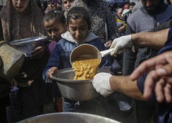 Más de 100 muertos y 760 heridos en ataque israelí en una cola de reparto de ayuda en Gaza
