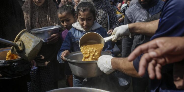Más de 100 muertos y 760 heridos en ataque israelí en una cola de reparto de ayuda  en Gaza