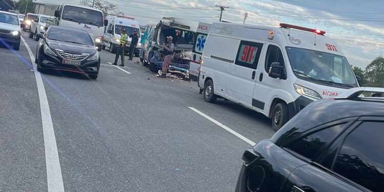 9-1-1 coordina asistencia a afectados de accidente en Guayacanes