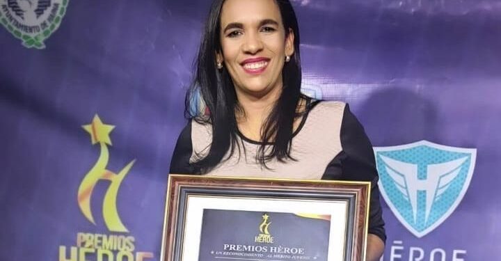 Periodista de Telemicro Ramy Portorreal es reconocida en los “Premios Héroe” por su aporte social al municipio de Haina