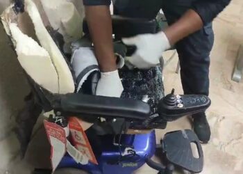 En silla de ruedas ocupan siete paquetes y 36 láminas presumiblemente cocaína