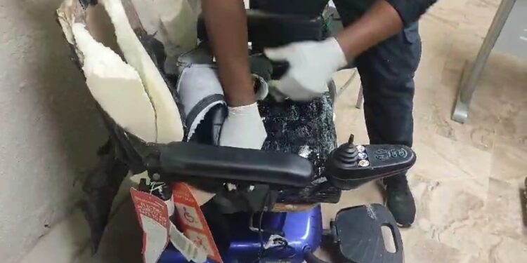 En silla de ruedas ocupan siete paquetes y 36 láminas presumiblemente cocaína