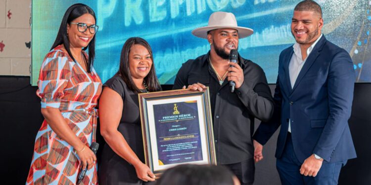 Realizan premios Heroes; un reconocimiento al mérito juvenil