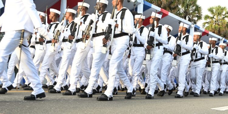 Miles de militares y policías desfilan en el Día de la Independencia