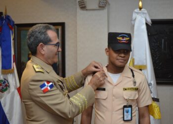 Ascienden agente del CESMET por su integridad y honestidad en el servicio