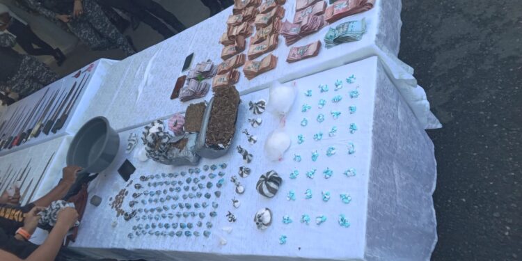 Incautan 180 porciones de presumiblemente cocaína