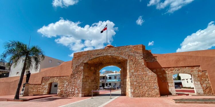 Ministerio de Turismo entrega restaurada la Puerta de la Misericordia