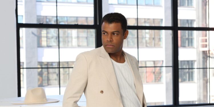 Cristian Allexis promueve bachata “Lamento decirte” y lanza video