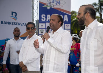 Samuel Pereyra da el banderazo de salida de la Vuelta Ciclística