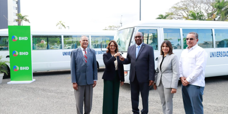 Banco BHD dona dos autobuses a la UASD