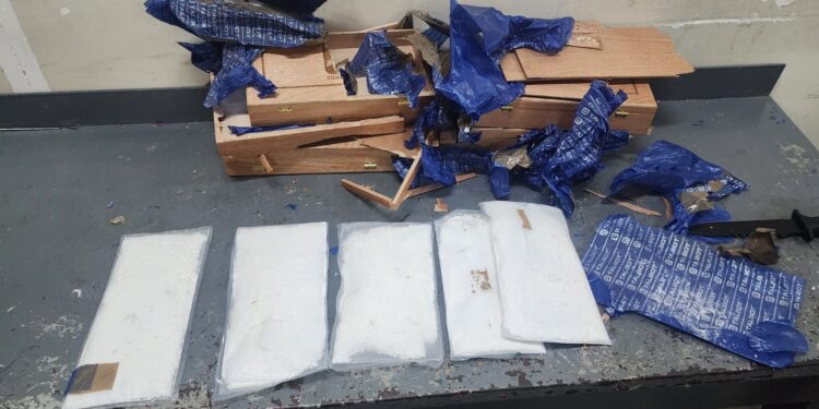Descubren doble fondo en cajas de tabacos rellenas de cocaína