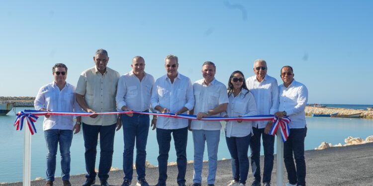 Abinader inaugura muelle turístico y pesquero