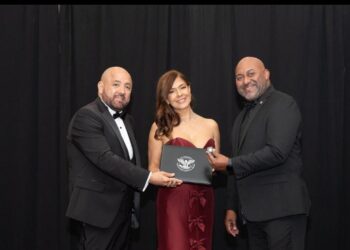 La Casa Blanca reconoce dominicana por servicio voluntario a favor del autismo