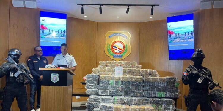 Incautan lancha con 754 paquetes presumiblemente cocaína