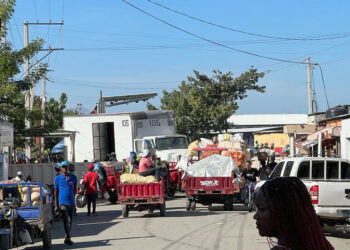 Haitianos se abastecen en RD alejados del caos de Puerto Príncipe