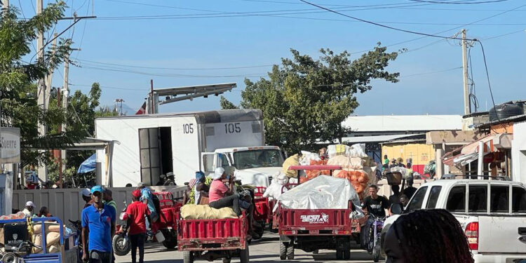 Haitianos se abastecen en RD alejados del caos de Puerto Príncipe