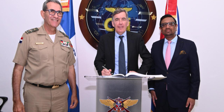 Ministro de Defensa recibe visita del ministro de Estado ante el Ministerio Británico de Relaciones Exteriores